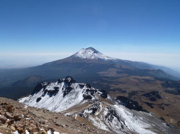 Subindo o vulcão Iztaccihuatl e com visão para o vulcão Popocatépetl, perto de Amecameca, na região central do México
